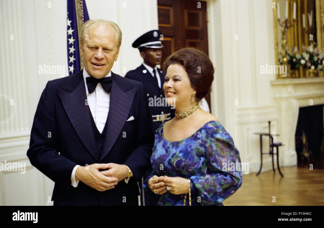 1976, August 3 – East Room – The White House – Washington, DC – Gerald R. Ford, Shirley Temple Black – standing, talking, smiling; formal wear – After Receiving Line Prior to State Dinner for the President of the Republic of Finland Stock Photo