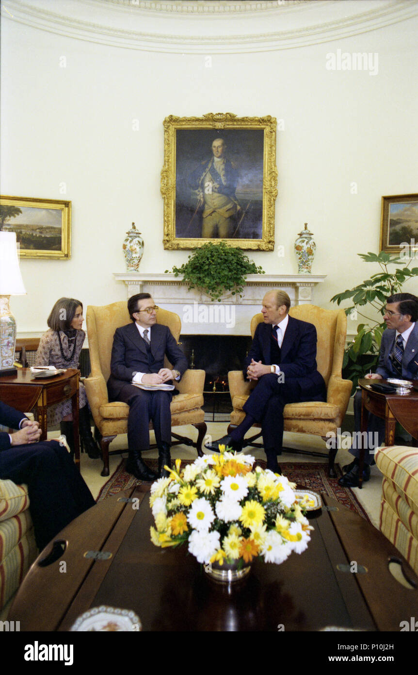 1976, December 6 – Oval Office – The White House – Gerald R. Ford, Giulio Andreotti; Anna Saxon & Neil Siedenman – seated around fireplace – Meeting with the President Andreotti of the Council of Ministers of the Republic of Italy; Interpreters (Saxon & Siedenman) Stock Photo