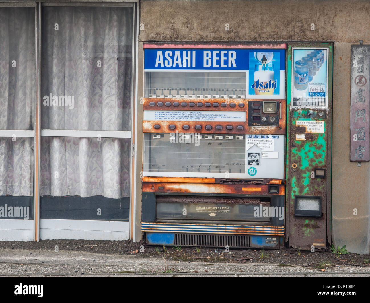 Asahi Beer vending machine, broken, rusting, obsolete, abandoned, left to rot. Henro no michi pilgrim trail, between temple 44 and 46, Ehime, Shikoku Stock Photo