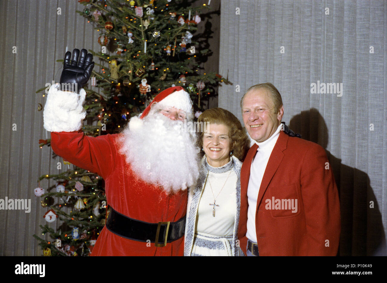 1975, December 24 – Charles E. 'Ted' Kindel Residence – Vail, CO – Betty Ford, Santa Claus, Gerald R. Ford – GRF, Betty, Santa posing – Family Christmas Trip to Vail, Colorado - Private Christmas Eve Party; Santa Claus Stock Photo