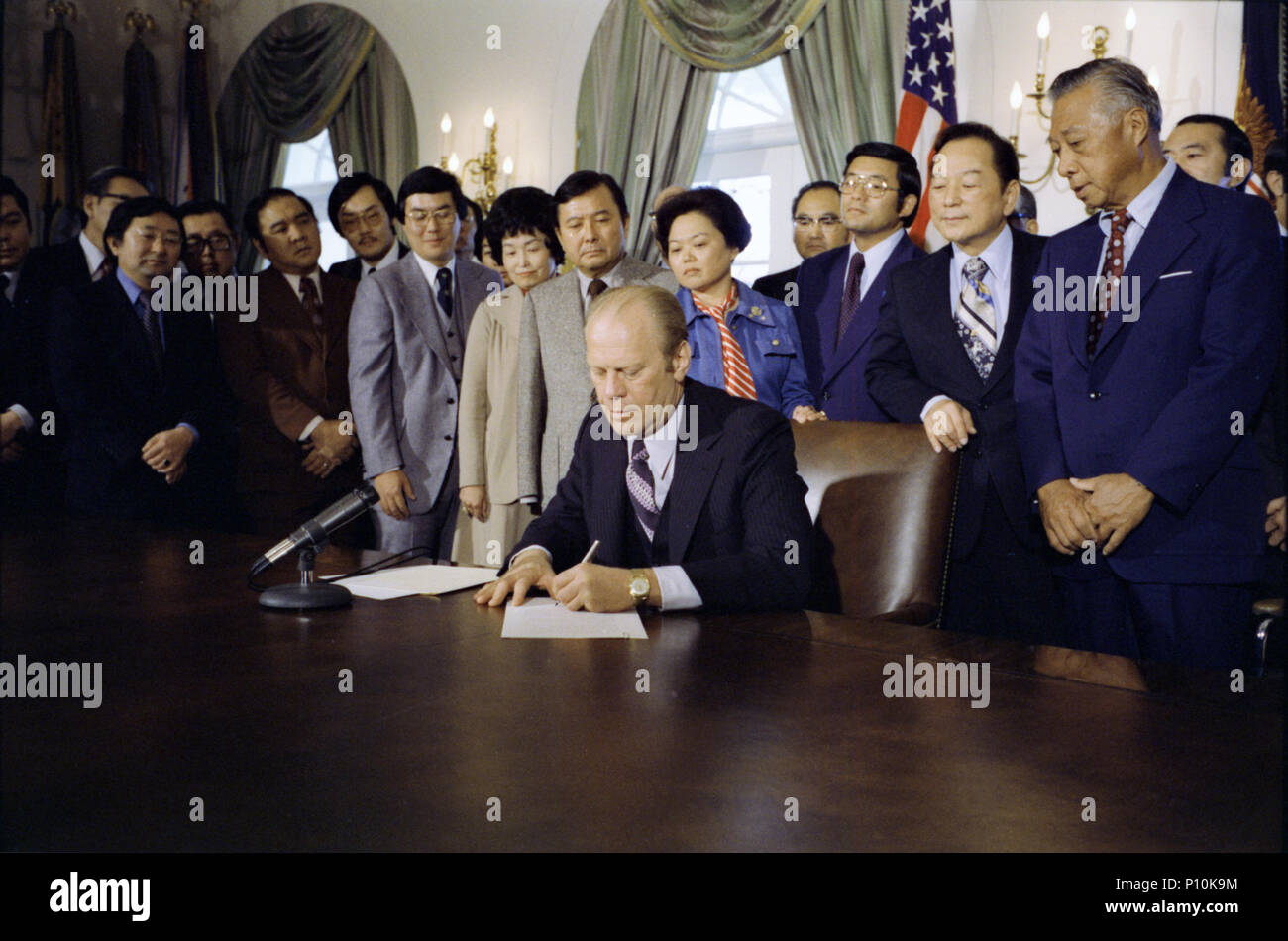 1976, April 24 – The Cabinet Room – The White House – Gerald R. Ford, Gerald R. Ford, Edward H. Levi, Attorney General, Paul Bannai, State Assemblyman (R-California), General Leonard F. Chapman, USMC, Ret., former Commandant of the Marine Corps; Commissioner of the U.S. Bureau of Immigration and Naturalization, Stephen Doi, Member of the President Ford Committee  of  Northern California, Wes Doi, Northern California, Western Nevada-Japanese American Citizens League (JACL), Senator Daniel Inouye (D-Hawaii), Senator Hiram L. Fong (R-Hawaii), Ross Harano, former Midwest Governor Stock Photo