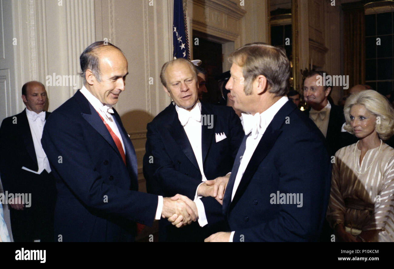 1976, May 17 – Grand Hall/Entrance Hall – The White House –  Gerald R. Ford, Valery Giscard d'Estaing, Mickey Mantle, guests – standing, handshaking; formal wear, white tie – State Visit of French President Valery Giscard d'Estaing-State Dinner-Receiving Line; New York Yankee Mickey Mantle Stock Photo