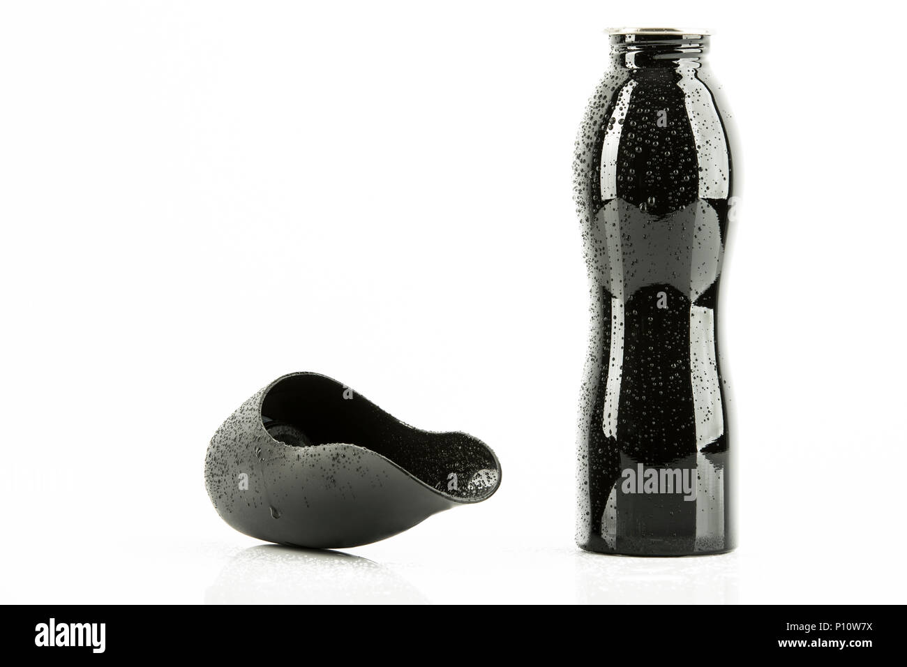 schwarze Trinkflasche für Tiere mit Kühlbeutel, Freisteller Stock Photo