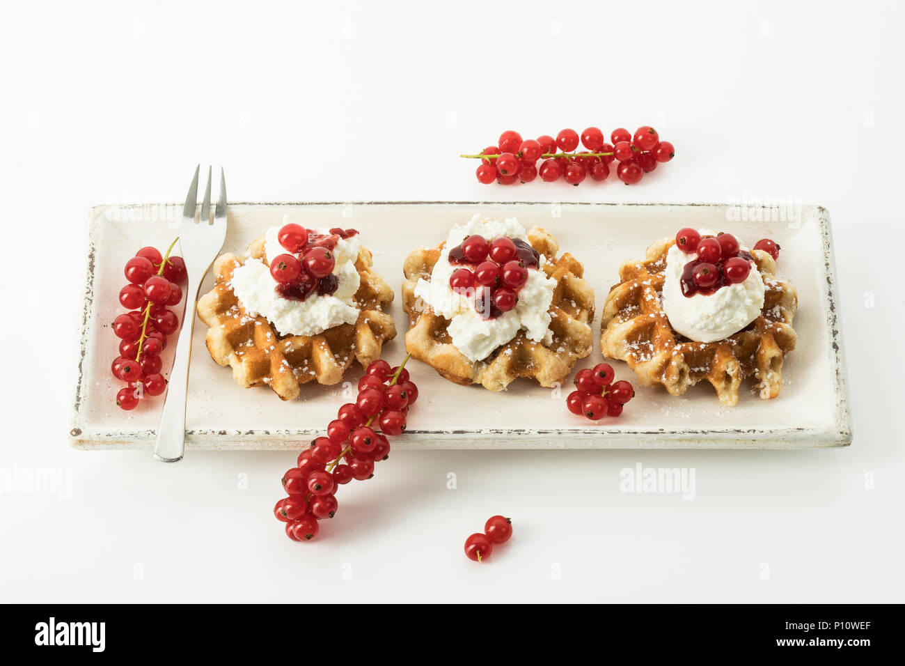 Butterwaffeln mit Sahne und Johannisbeeren, Freisteller Stock Photo