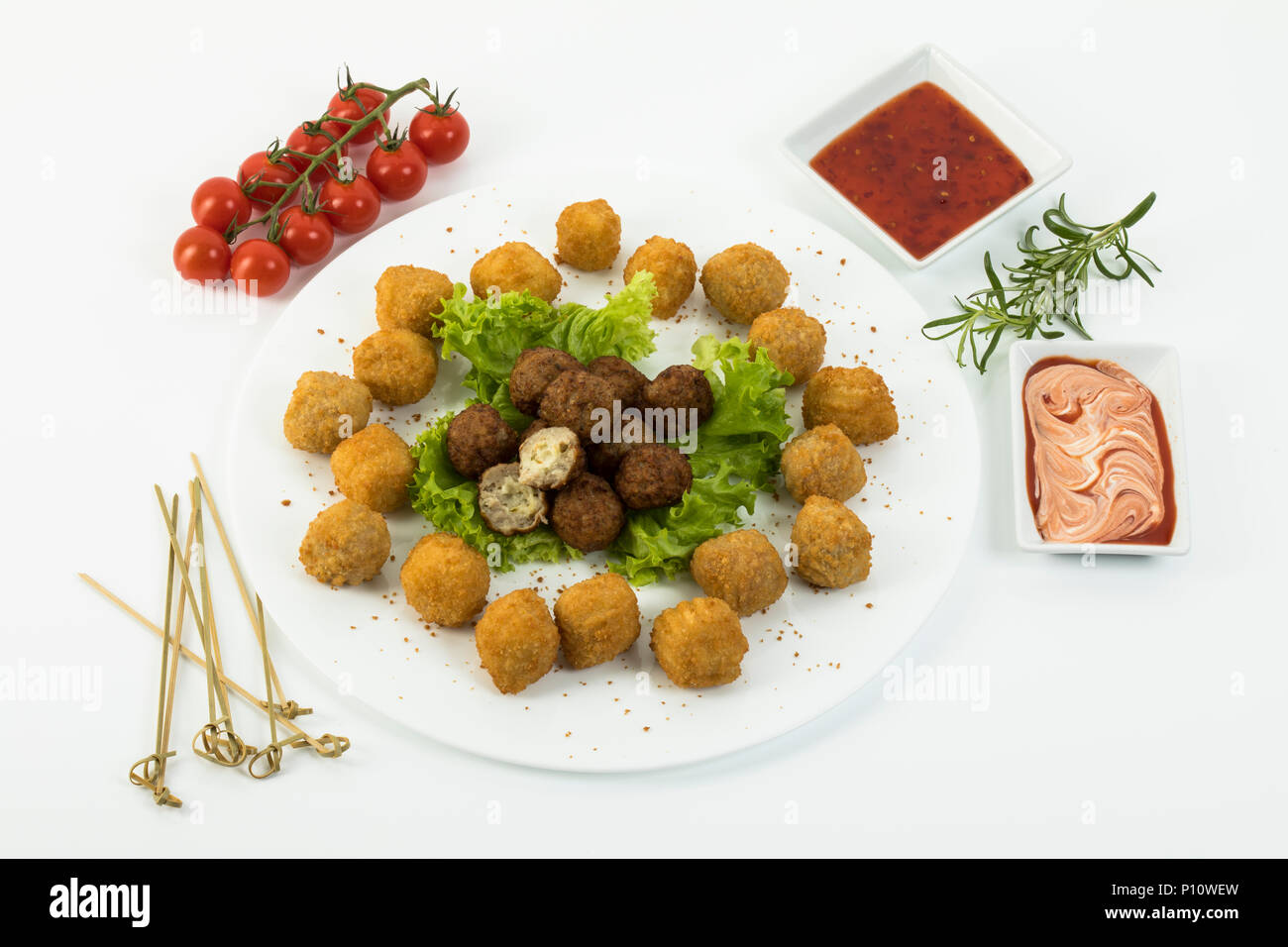 Hackfleischbällchen mit frittierten Kartoffelkugeln auf weissem Hintergrund Stock Photo