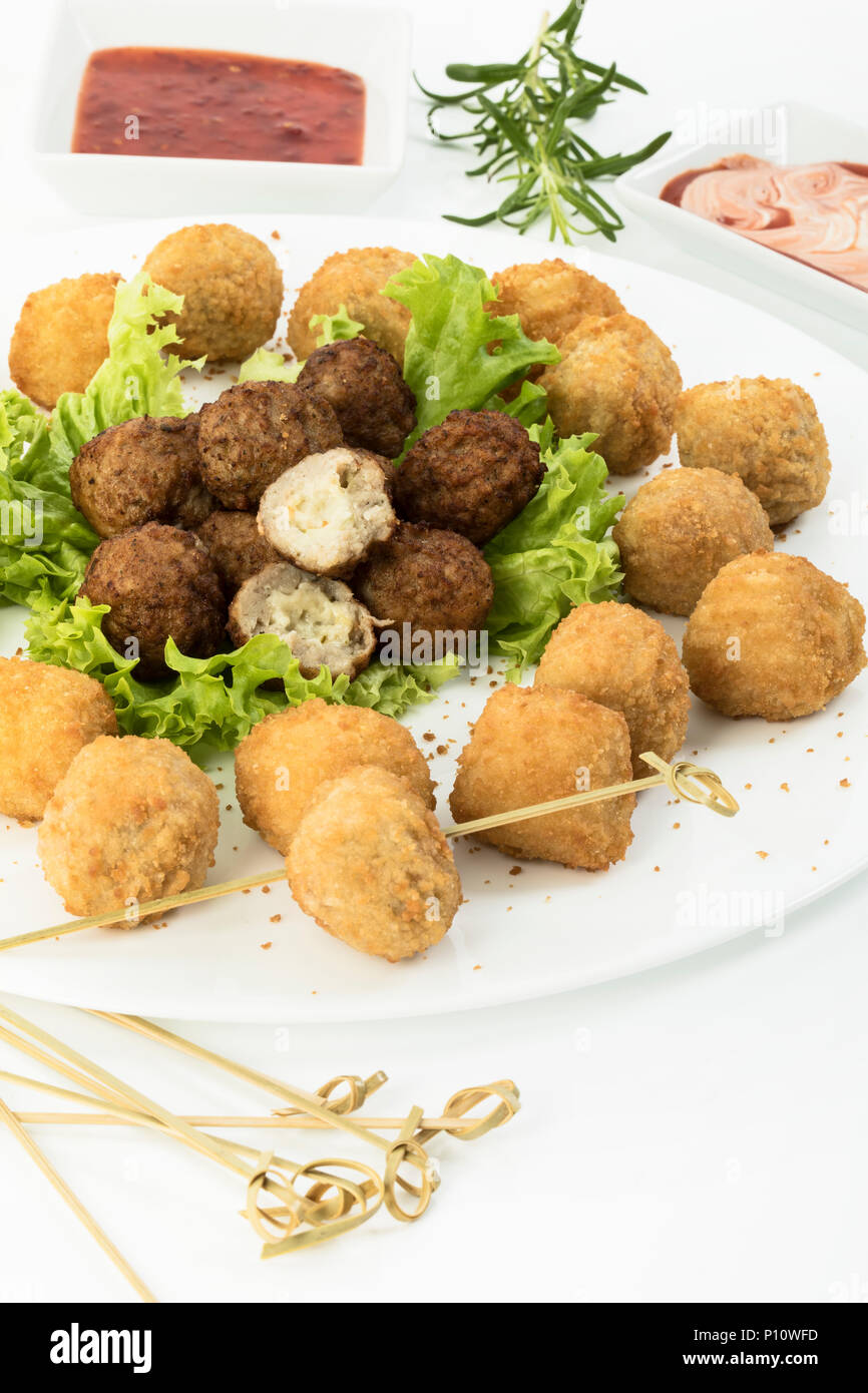 Hackfleischbällchen mit frittierten Kartoffelkugeln auf weissem Hintergrund Stock Photo