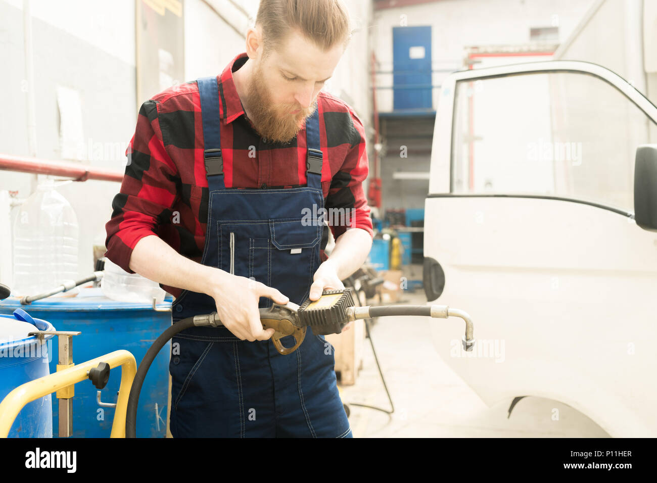 Oil gun hires stock photography and images Alamy