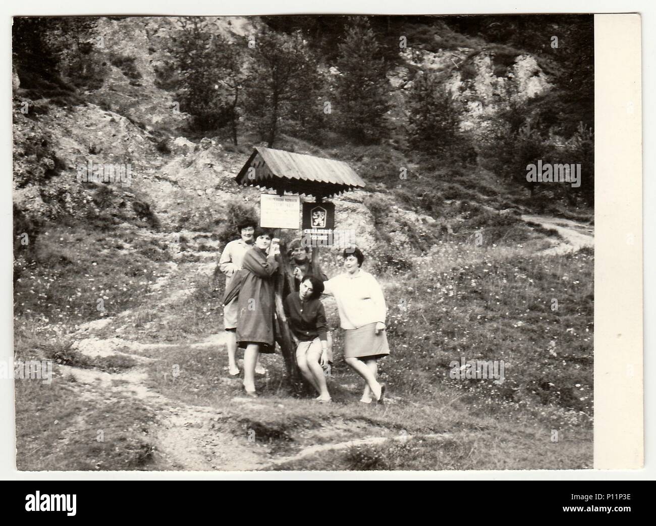 Group of 25 35 year old women hi-res stock photography and images - Alamy