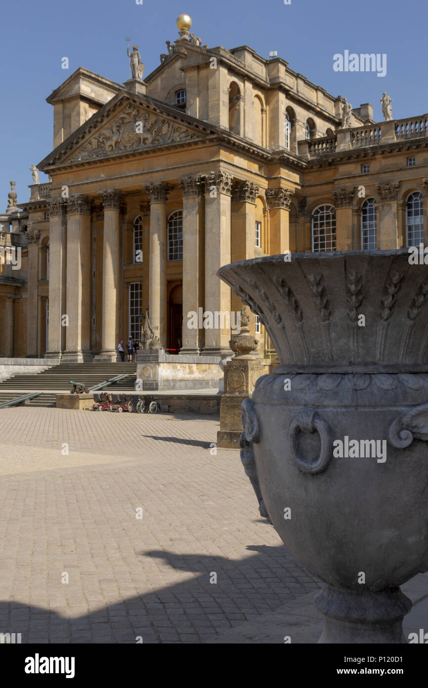 Blenheim Palace, Oxfordshire, England, UK. 20th May 2018. UK Weather. Stately Home. Sightseers enjoy the splendor of Blenheim Palace on a sunny day. Stock Photo