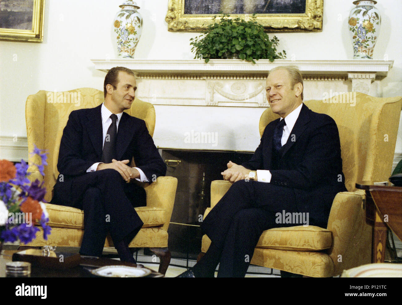 1976, June 2 – Oval Office – The White House –  Gerald R. Ford, King Juan Carlos I – seated, talking near fireplace – Meeting with the King of Spain Stock Photo