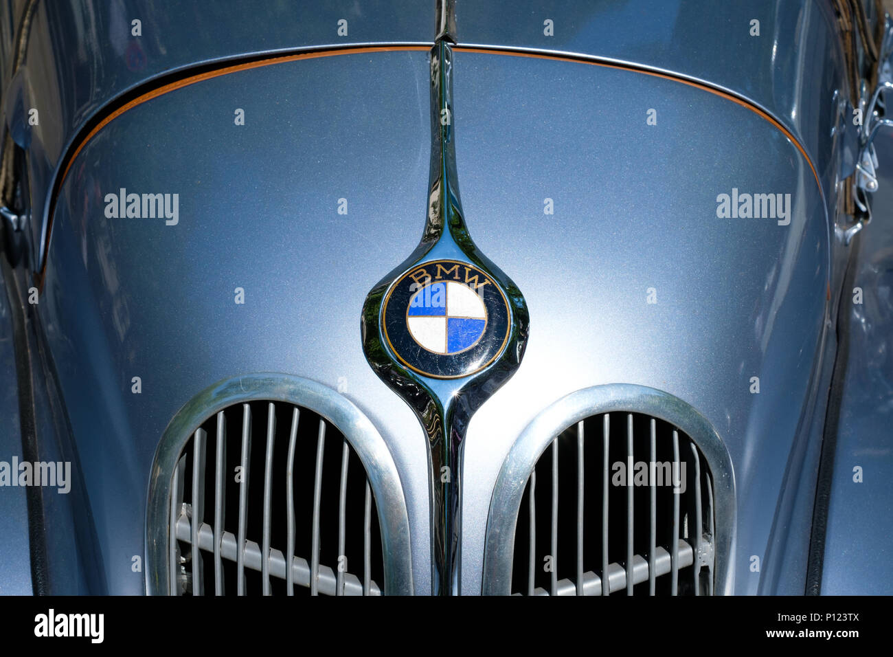 Bmw emblem on hood bmw hi-res stock photography and images - Alamy