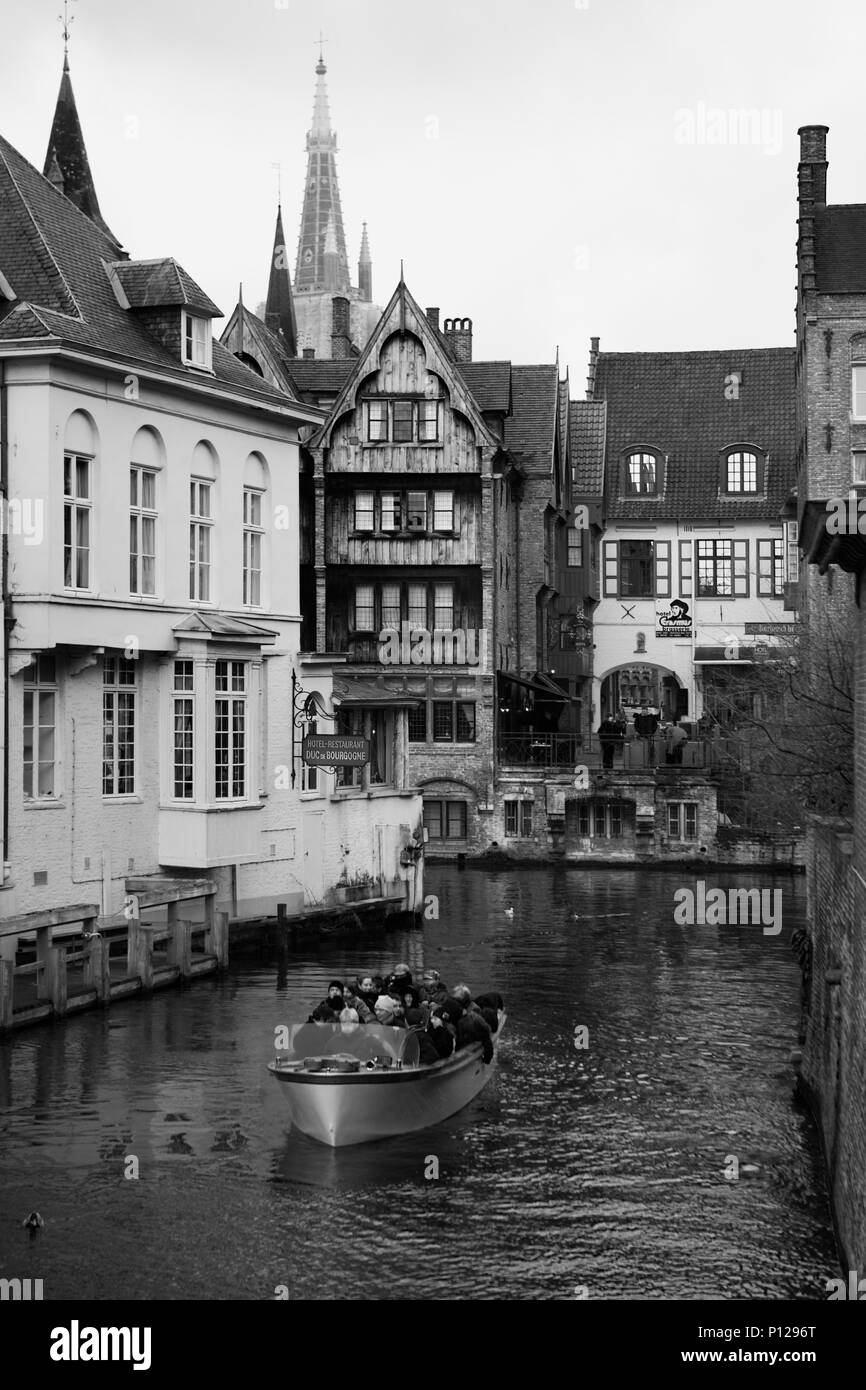 View along the Groenerei canal from Blinde-Ezelbrug, Brugge, Belgium, to t'Bourgoensche Cruyce restaurant: black and white version Stock Photo