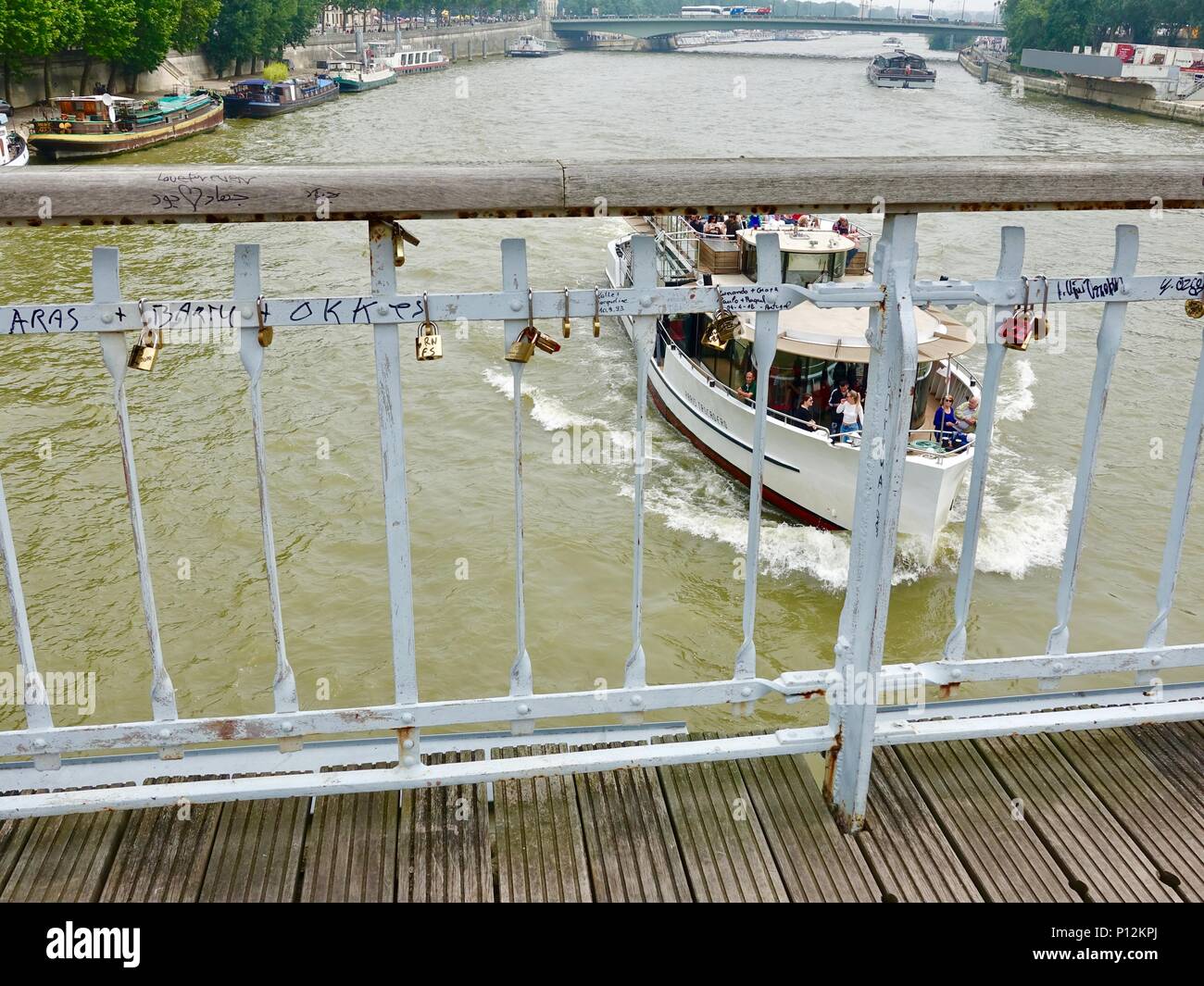 Seine Railing Locks bridge paris boats hi-res stock photography and images - Alamy