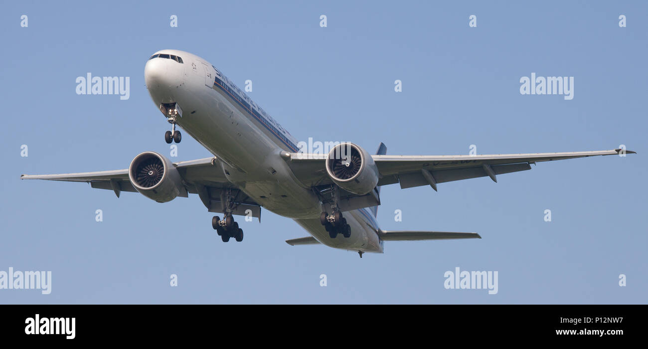 Singapore Airlines Boeing 777 9V-SWL on final approach to London-Heathrow Airport LHR Stock Photo