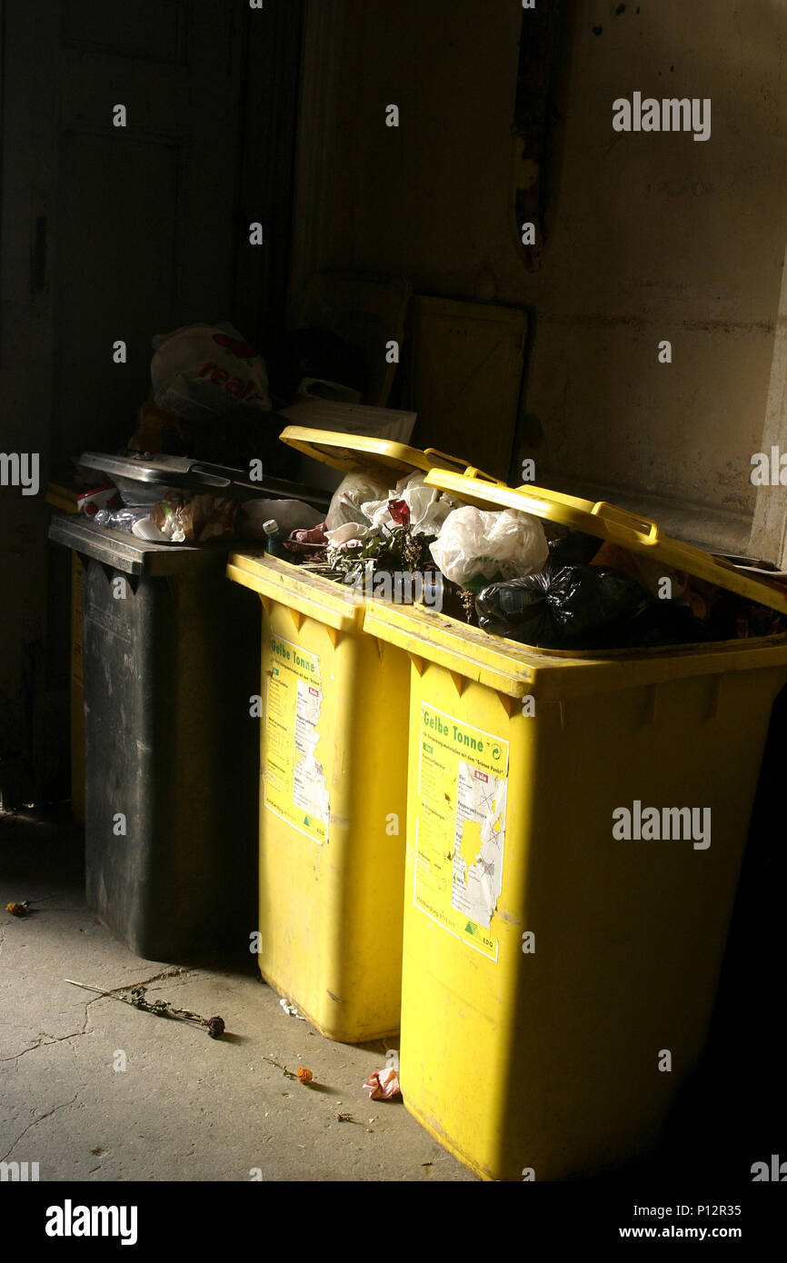 Trash bins outside hi-res stock photography and images - Alamy