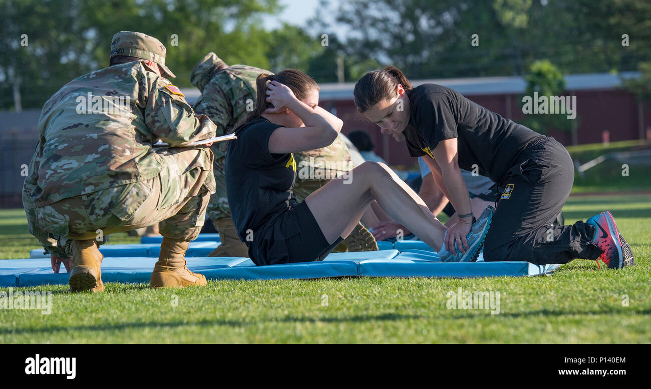 Fitness test sit ups hi res stock photography and images Alamy