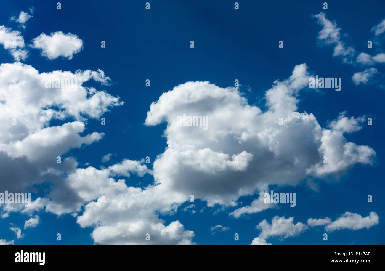 Sky dark blue with white clouds hi-res stock photography and images - Alamy