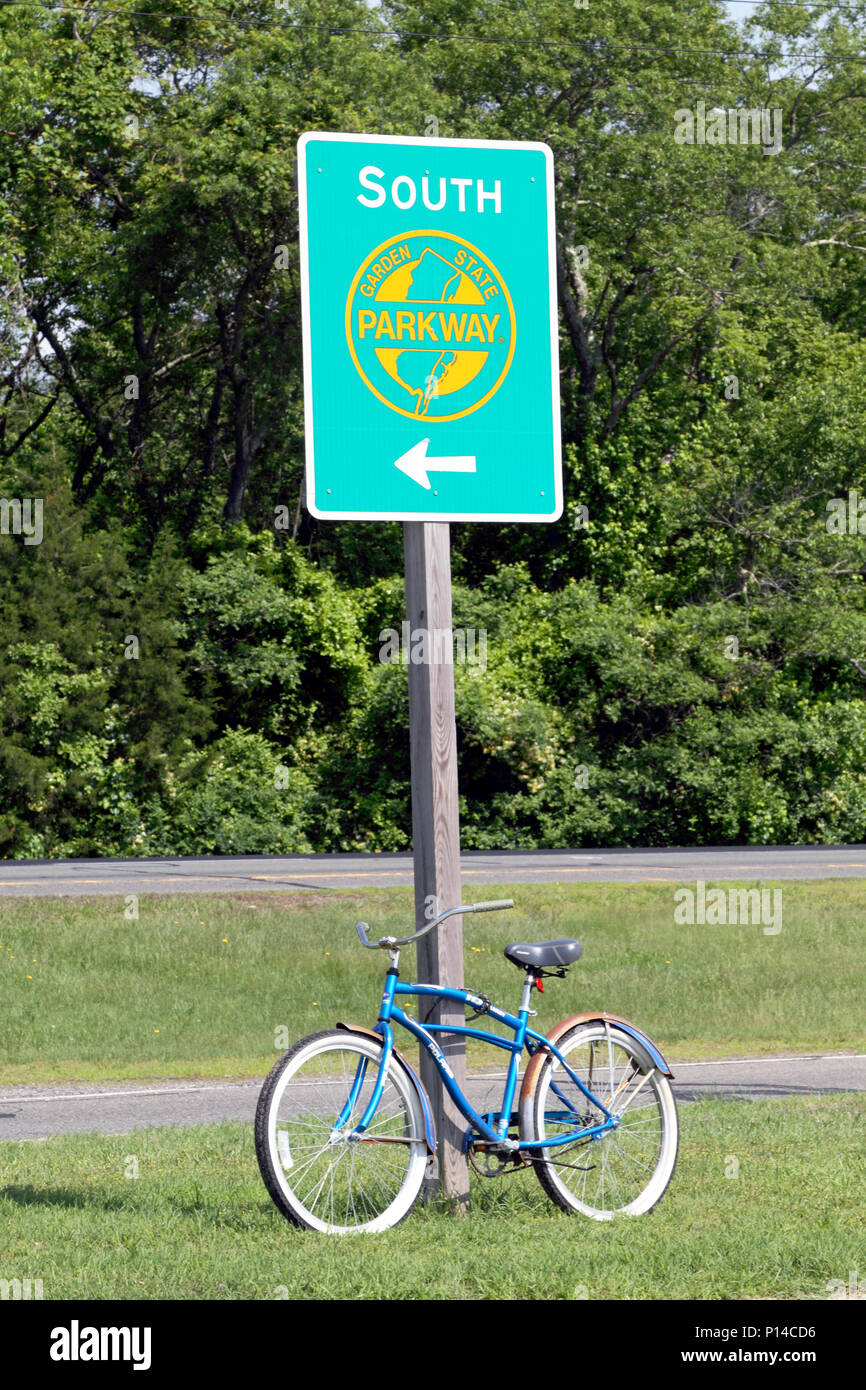 Going to the Shore, bicycle tied to a Garden State Parkway sign pointing south, New Jersey USA Stock Photo