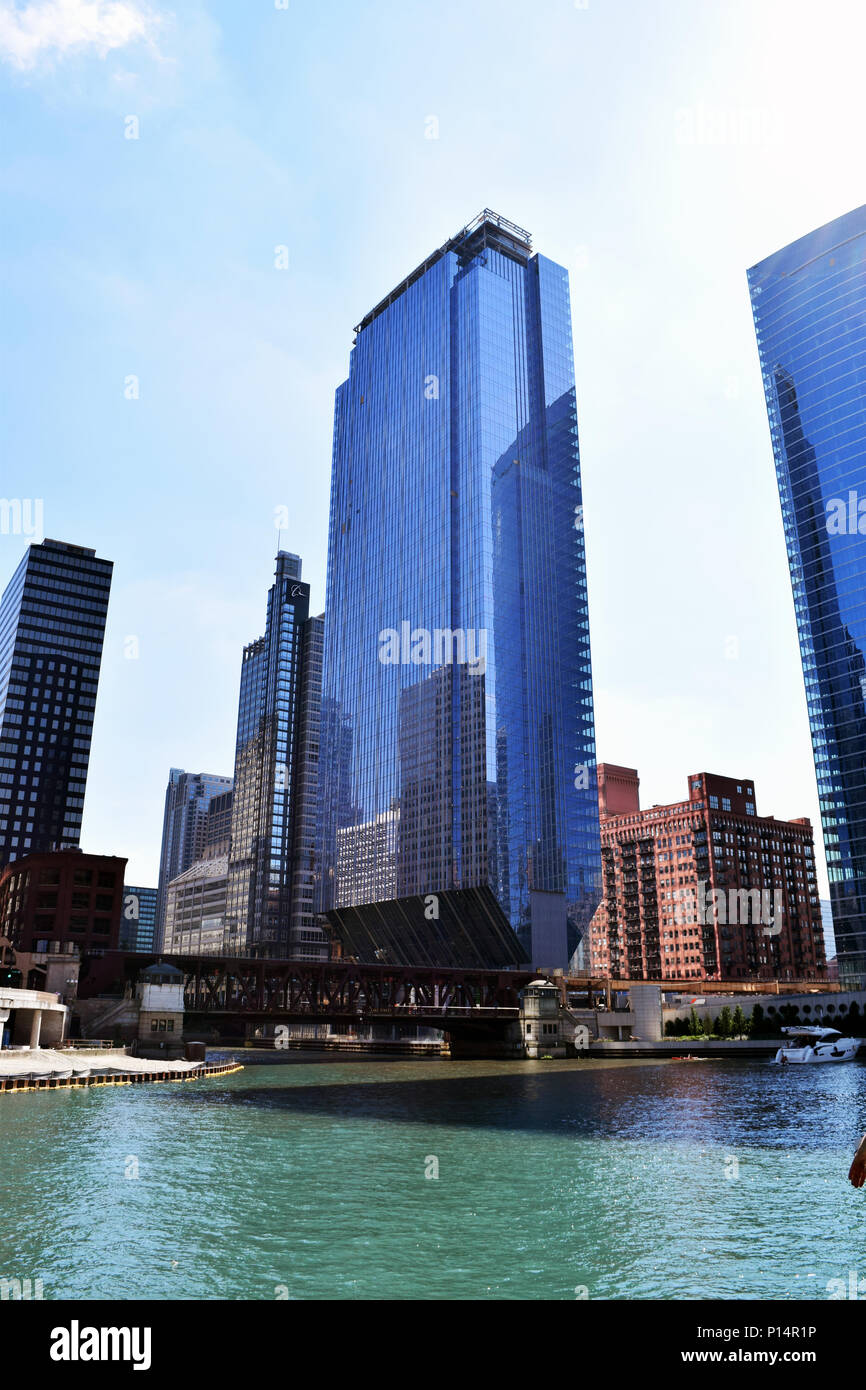 CHICAGO, ILLINOIS (USA) - JULY 22nd, 2016: Goettsch Partners building at 150 North Riverside Plaza.  Skyscrapers and buildings along the Chicago River Stock Photo