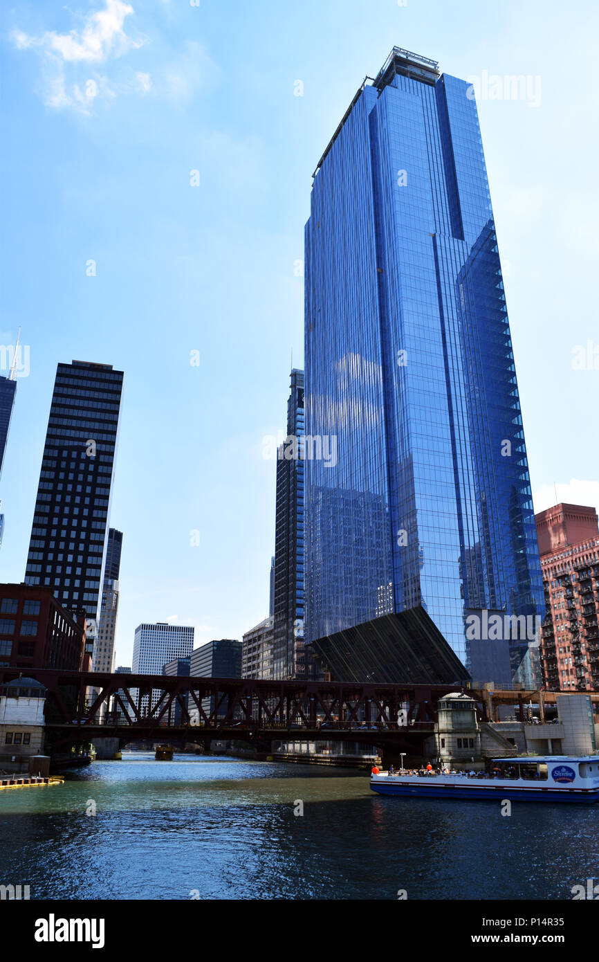 CHICAGO, ILLINOIS (USA) - JULY 22nd, 2016: Goettsch Partners building at 150 North Riverside Plaza.  Skyscrapers and buildings along the Chicago River Stock Photo