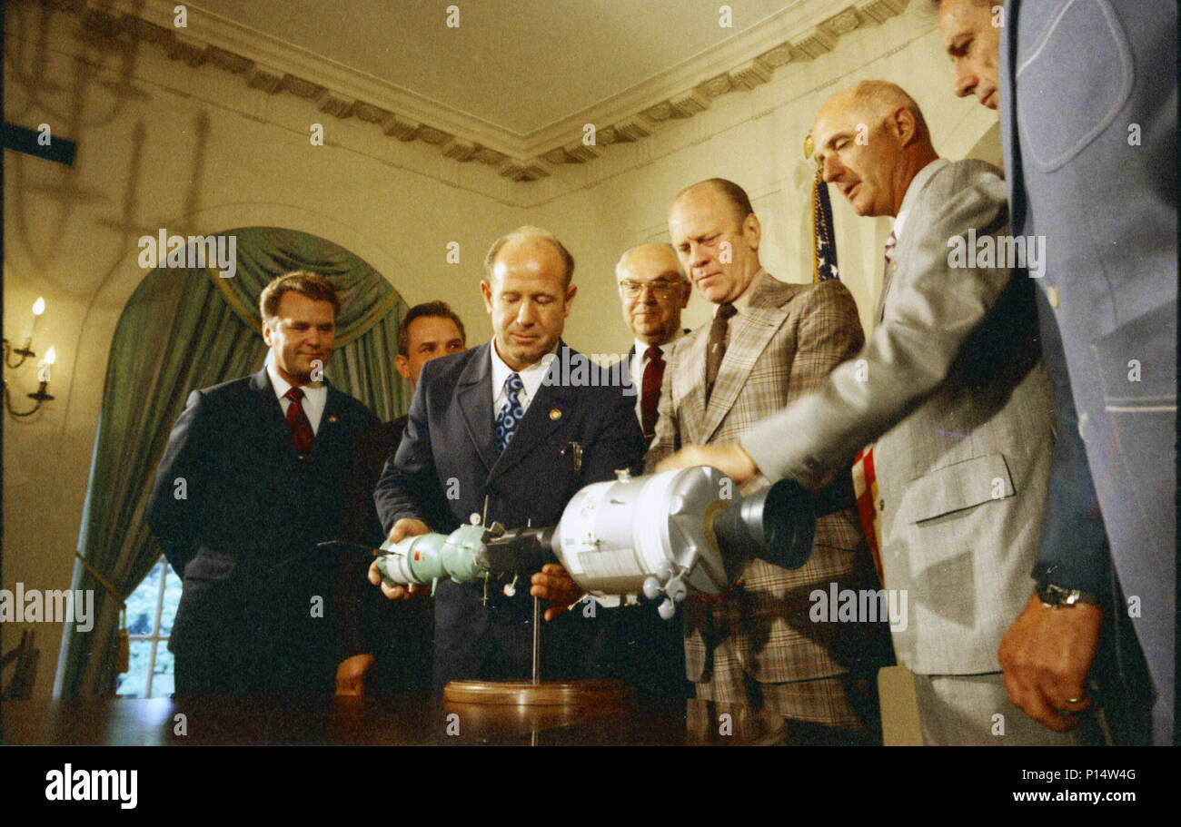 1974, August 20 – Cabinet Room – The White House – Gerald R. Ford, Ambassador Anatoly Dobrynin, Soviet Cosmonauts Aleksey Leonov, Valery Kubasov, Thomas Stafford, Donald Slayton, Vance Brand – standing, talking; looking at Apollo-Soyuz model – Soviet Ambassador to U.S.; Apollo-Soyuz crews Stock Photo