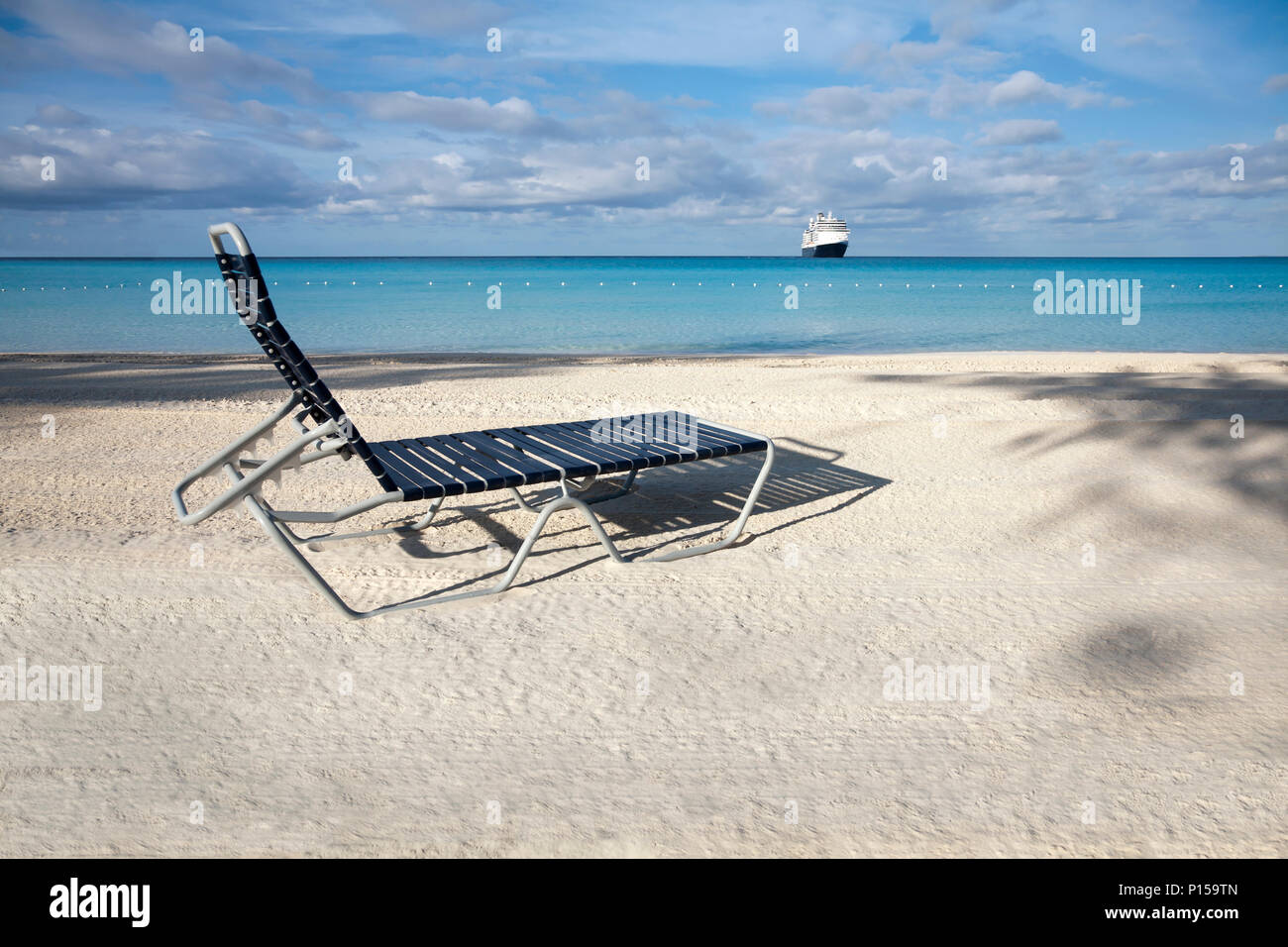 Cruise ship lounge chair hi-res stock photography and images - Alamy