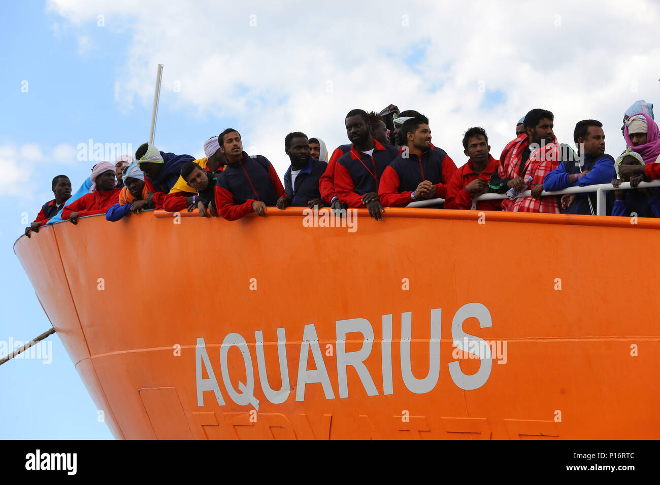 Salerno, the phases of disembarkation from the rescue ship Aquarius ...
