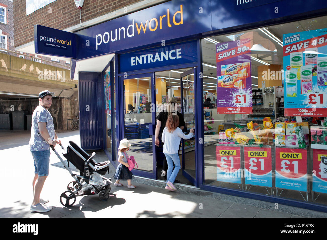 Discount Retailer High Resolution Stock Photography And Images Alamy