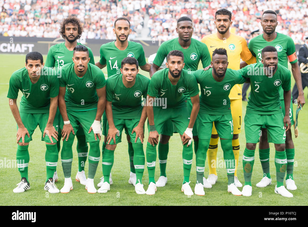 Saudi arabia national dress hi-res stock photography and images - Alamy