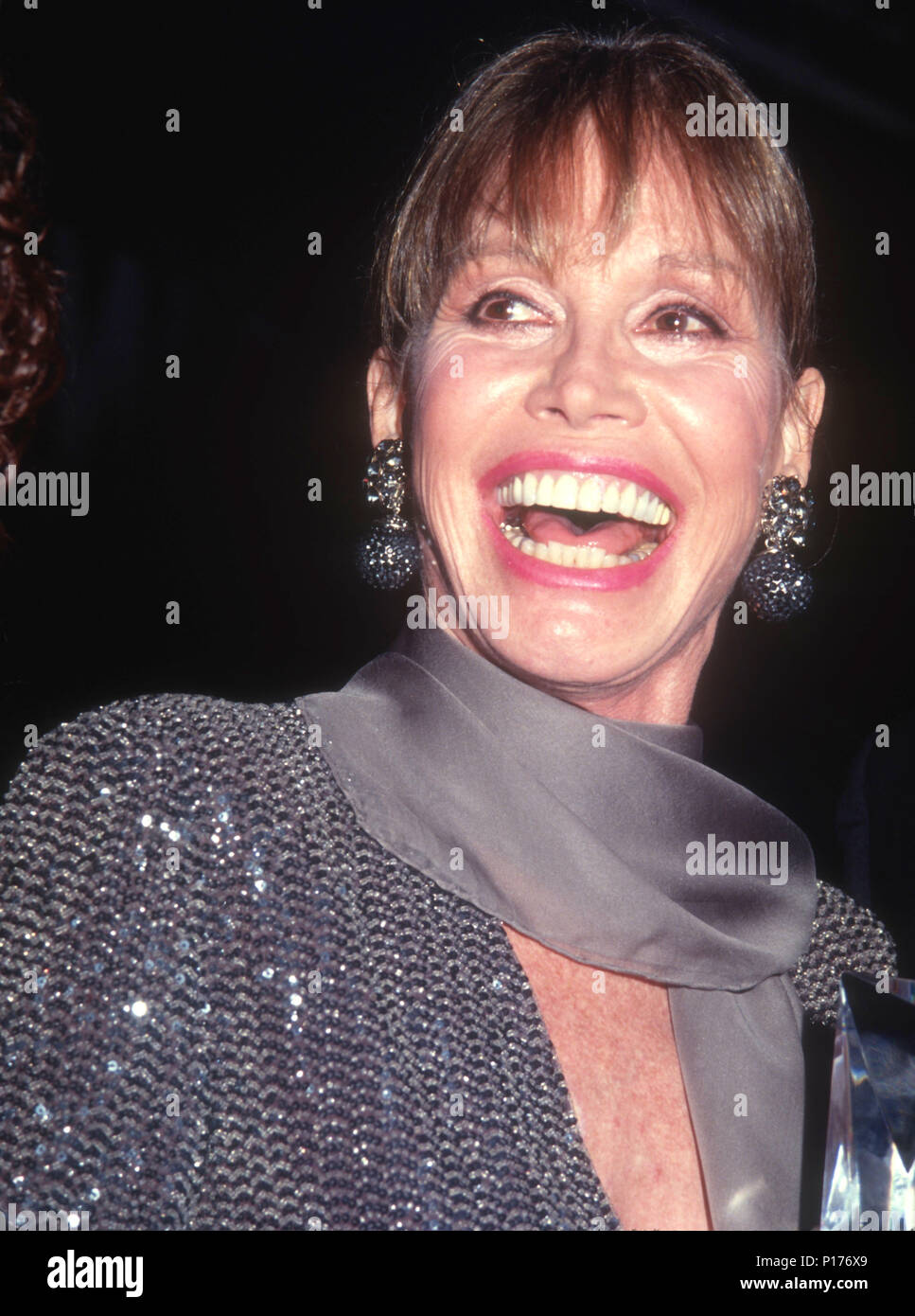 BEVERLY HILLS, CA - OCTOBER 04: Actress Mary Tyler Moore attends the Los Angeles Chapter Juvenile Diabetes Research Foundation International Presents the First Annual Promise Ball on October 4, 1991 at the Beverly Hilton Hotel in Beverly Hills, California. Photo by Barry King/Alamy Stock Photo Stock Photo