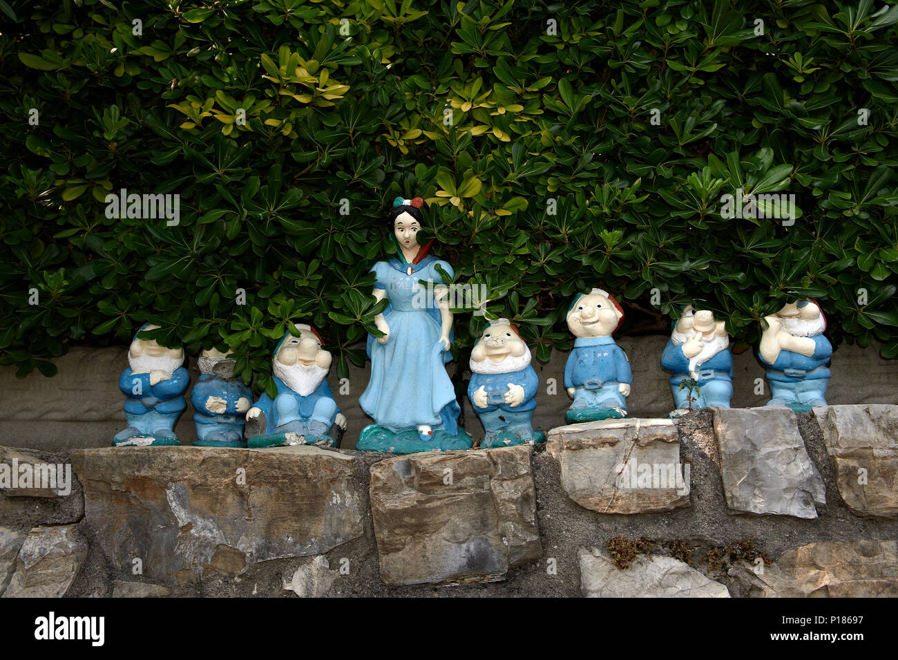 snow-white-and-the-seven-dwarfs-in-a-garden-of-a-house-stock-photo-alamy