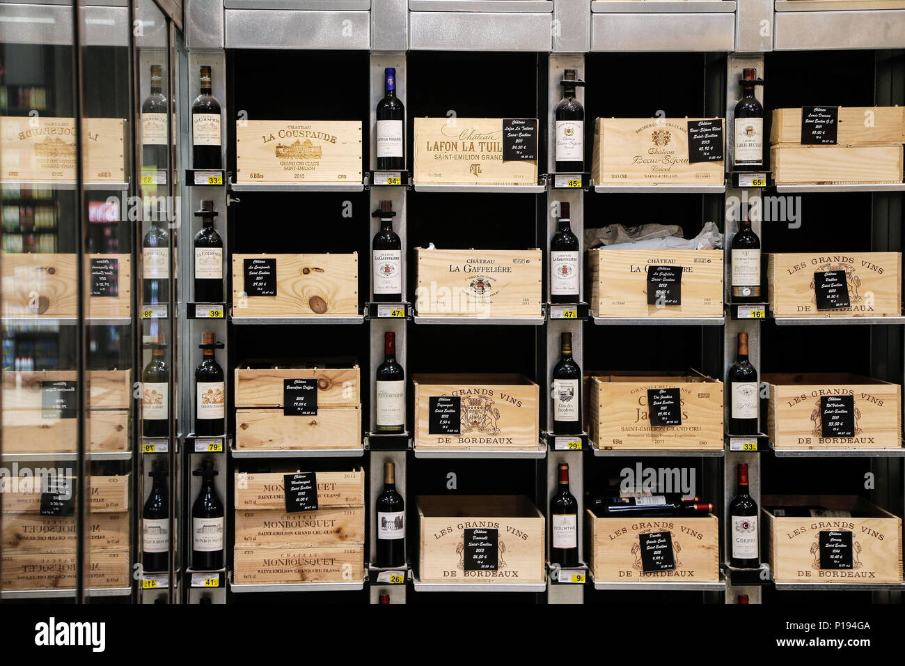 Wine fair in a 'Leclerc' hypermarket.  Great wine from Bordeaux and Saint-Emilion on display Stock Photo
