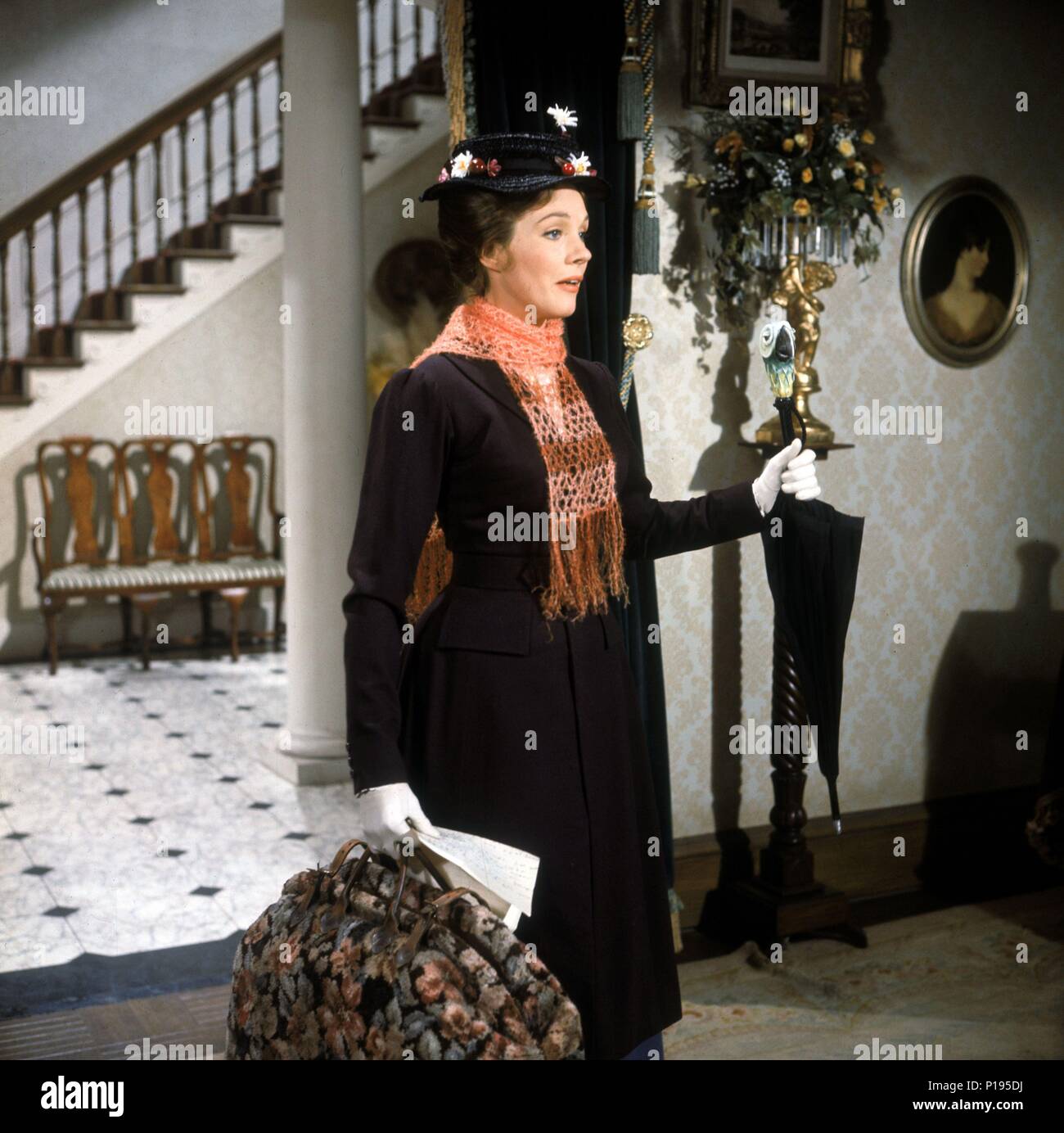 Original Film Title: MARY POPPINS.  English Title: MARY POPPINS.  Film Director: ROBERT STEVENSON.  Year: 1964.  Stars: JULIE ANDREWS. Credit: WALT DISNEY PRODUCTIONS / Album Stock Photo