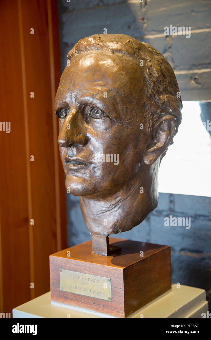 Bronze head sculpture of Peter Pears by Ehrlich 1963, Snape