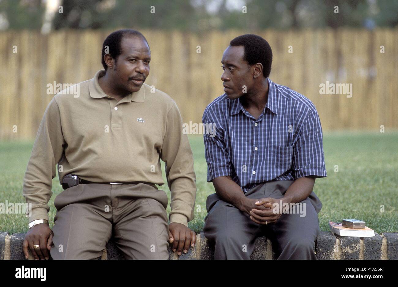 Original Film Title: HÔTEL RWANDA.  English Title: HÔTEL RWANDA.  Film Director: TERRY GEORGE.  Year: 2004.  Stars: DON CHEADLE; PAUL RUSESABAGINA. Copyright: Editorial inside use only. This is a publicly distributed handout. Access rights only, no license of copyright provided. Mandatory authorization to Visual Icon (www.visual-icon.com) is required for the reproduction of this image. Credit: UNITED ARTISTS / CONNOR, FRANK / Album Stock Photo