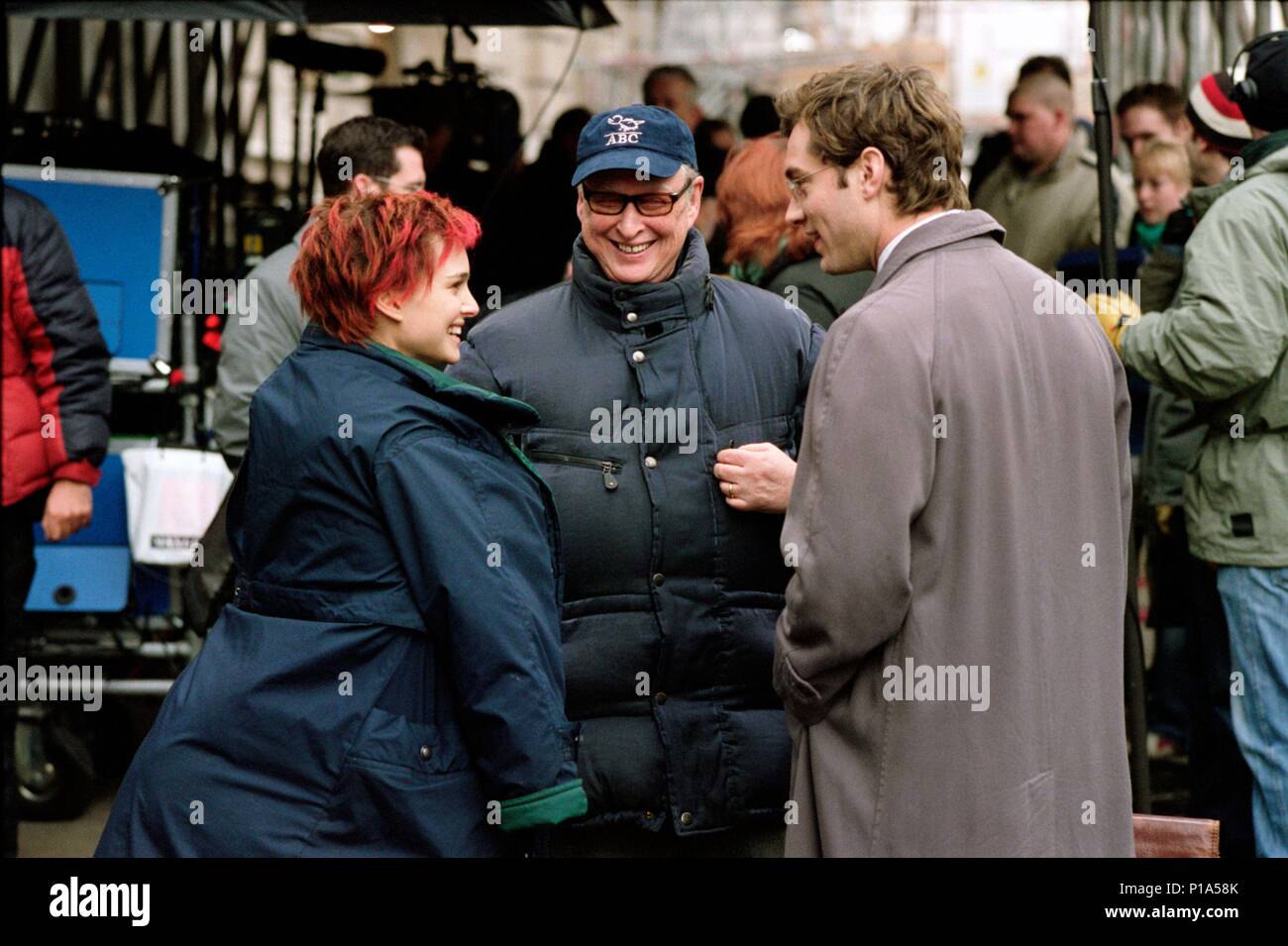 Original Film Title: CLOSER.  English Title: CLOSER.  Film Director: MIKE NICHOLS.  Year: 2004.  Stars: JUDE LAW; NATALIE PORTMAN; MIKE NICHOLS. Credit: COLUMBIA PICTURES / COOTE, CLIVE / Album Stock Photo