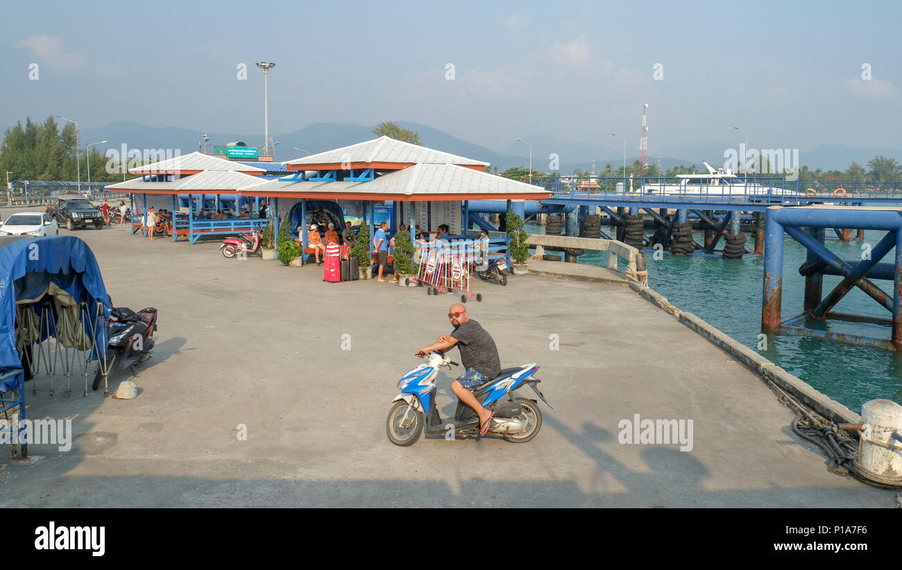 Passengers at a port in Ko Pha-ngan, Thailand Stock Photo