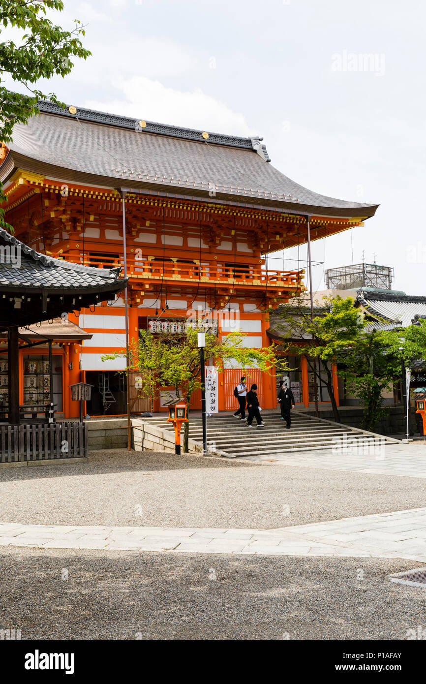 Main Gate and Entrance to Yasaka Shrine, Kyoto, Japan Stock Photo