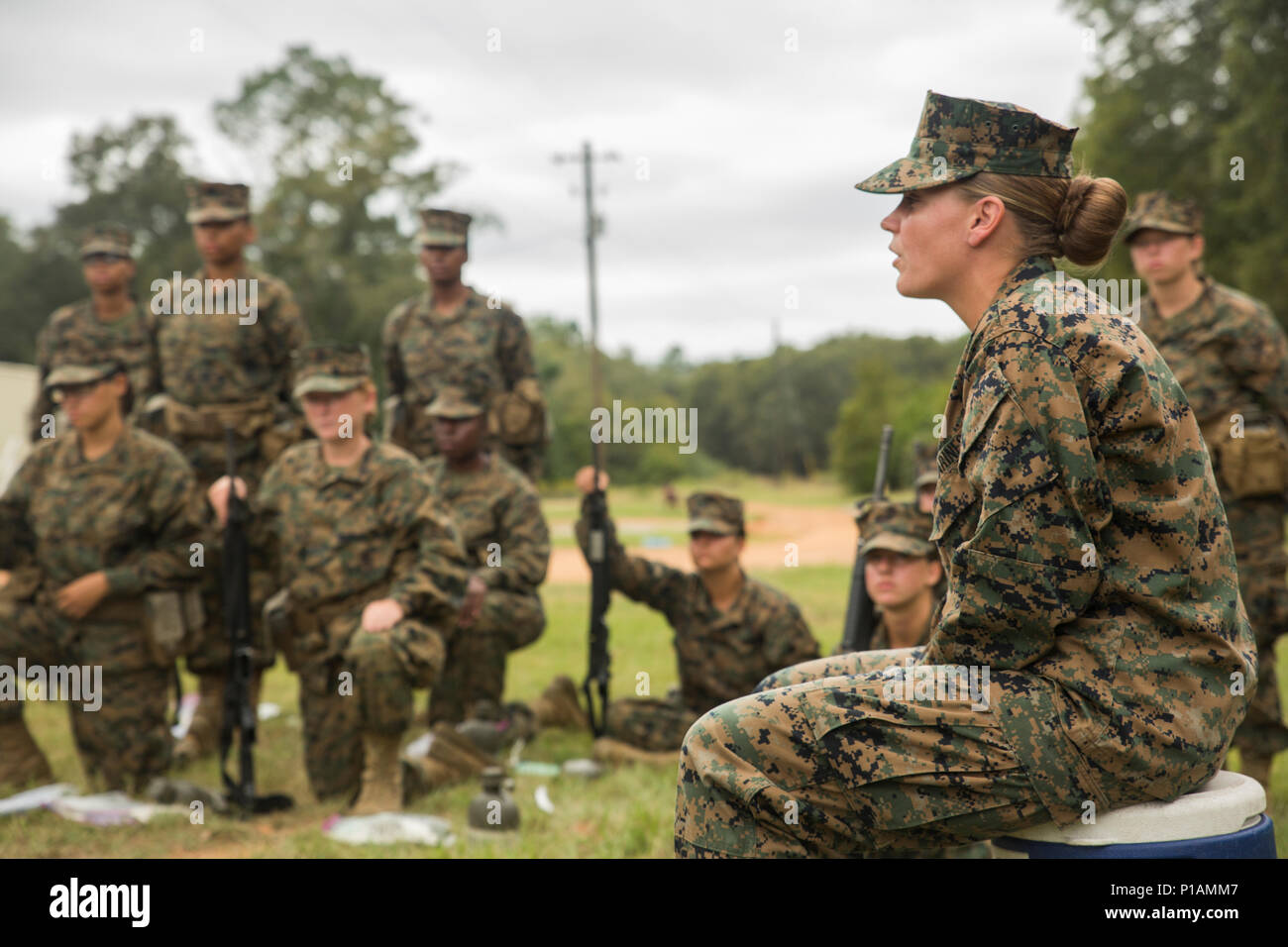 kobber Modig Privilegium Senior Drill Instructor Staff Sgt. Christine L. Bloomfield, with Platoon  4040, Oscar Company, 4th Recruit Training Battalion, mentors her recruits  Oct. 7, 2016, on Marine Corps Logistics Base Albany. To ensure the