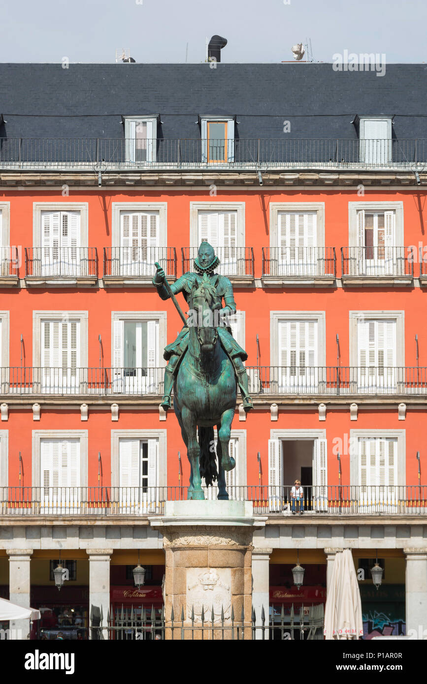 Madrid Plaza Mayor, view of the statue of Felipe iii pictured against colorful balconied apartments in the Plaza Mayor in Madrid, Spain. Stock Photo