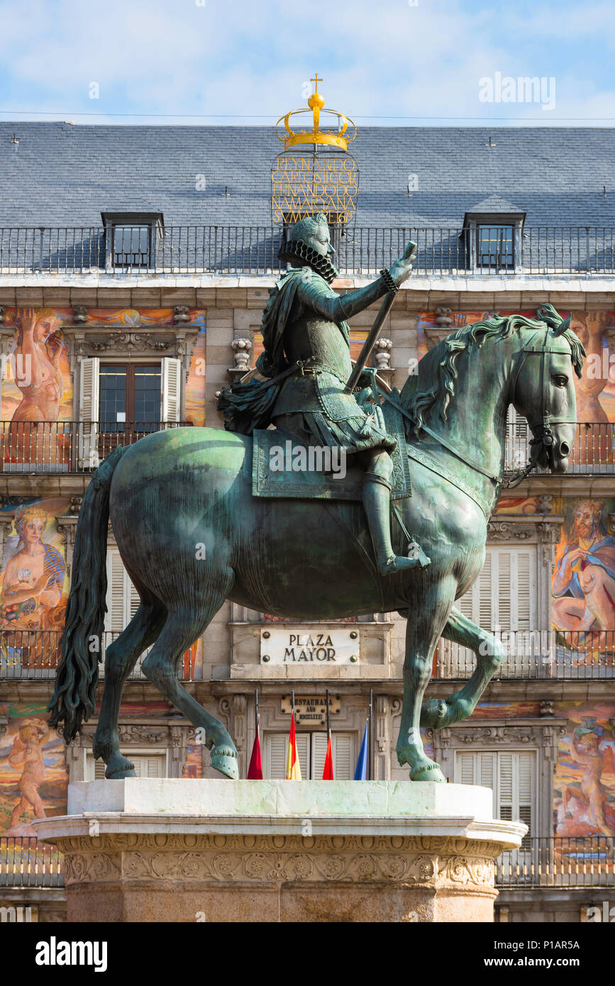 Plaza Mayor Madrid, view of the statue of Felipe iii pictured against the colorful fresco covered Casa Panaderia in the Plaza Mayor in Madrid, Spain. Stock Photo