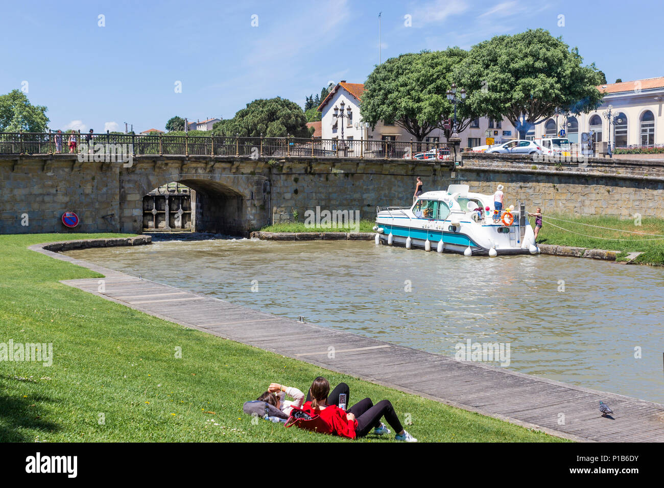 The Canal du Midi, Carcassonne, French department of Aude, Occitanie Region, France. Boats waiting to pass through the lock gates. Stock Photo