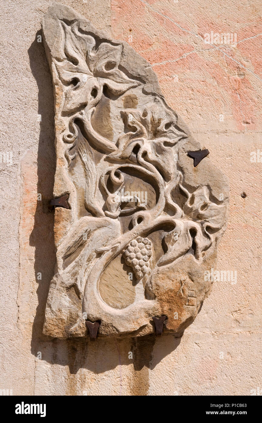 DETAIL OF STONE CARVING SCULPTURE ON WALL OF Basalique de Notre Dame Beaune France SHOWING VINES AND GRAPES Stock Photo