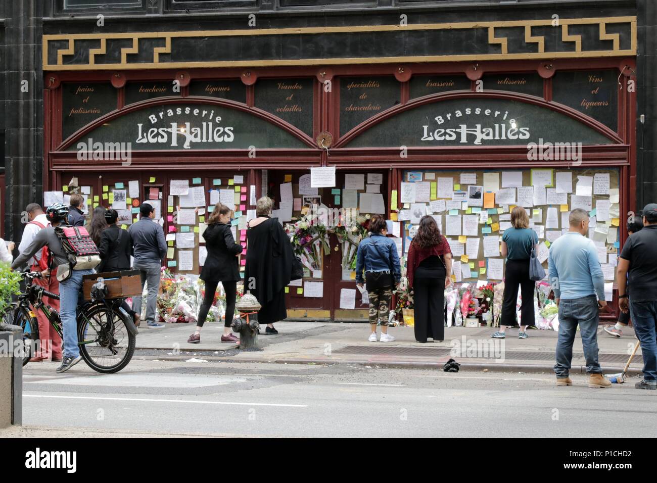 New York City New York Usa 11th June 2018 Since Friday Mourners Have Gathered To Leave Flowers And Messages At Brasserie Les Halles The Now Shuttered Park Avenue Restaurant Where Celebrity Chef Anthony