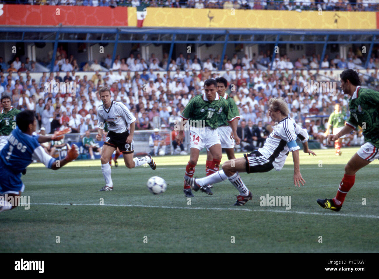 Juergen KLINSMANN, Jssrgen, right, GER, scored the goal to 1: 1, action, round of 16 Germany (GER) - Mexico (MEX) 2: 1 (0: 0, at the Football World Cup 1998 in France | usage worldwide Stock Photo