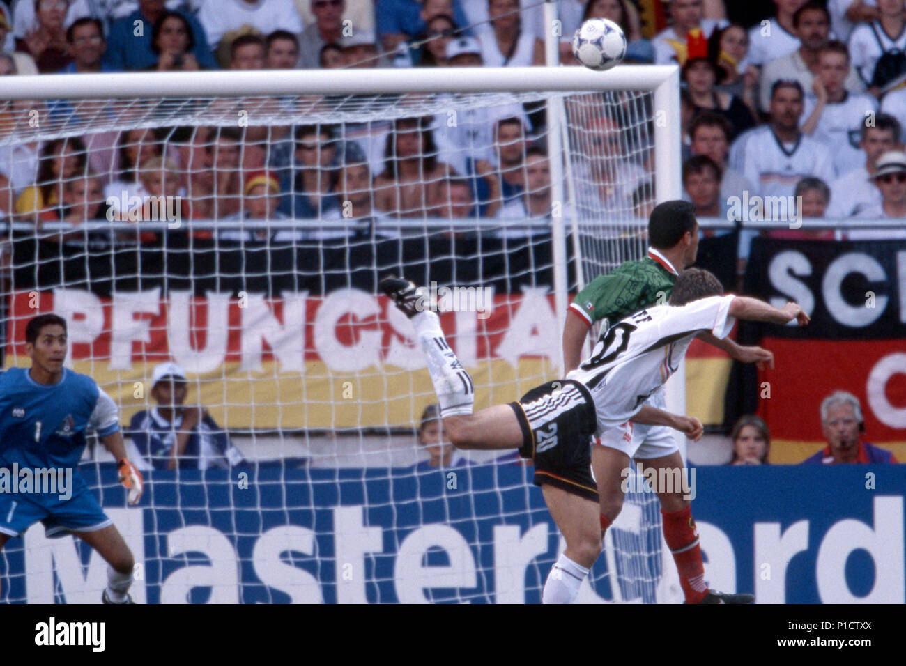 Oliver BIERHOFF, right, GER, scored the goal to 1: 1, action, round of 16 Germany (GER) - Mexico (MEX) 2: 1 (0: 0, at the Football World Cup 1998 in France | usage worldwide Stock Photo