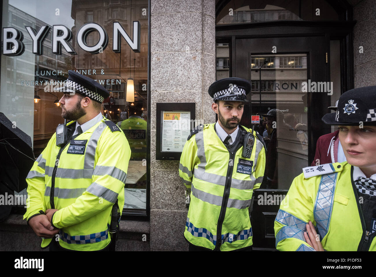 114 High Holborn, London, August 1st 2016. Up to 150 protesters stage a demonstration outside a branch of Byron Burgers in Holborn, central London. Th Stock Photo