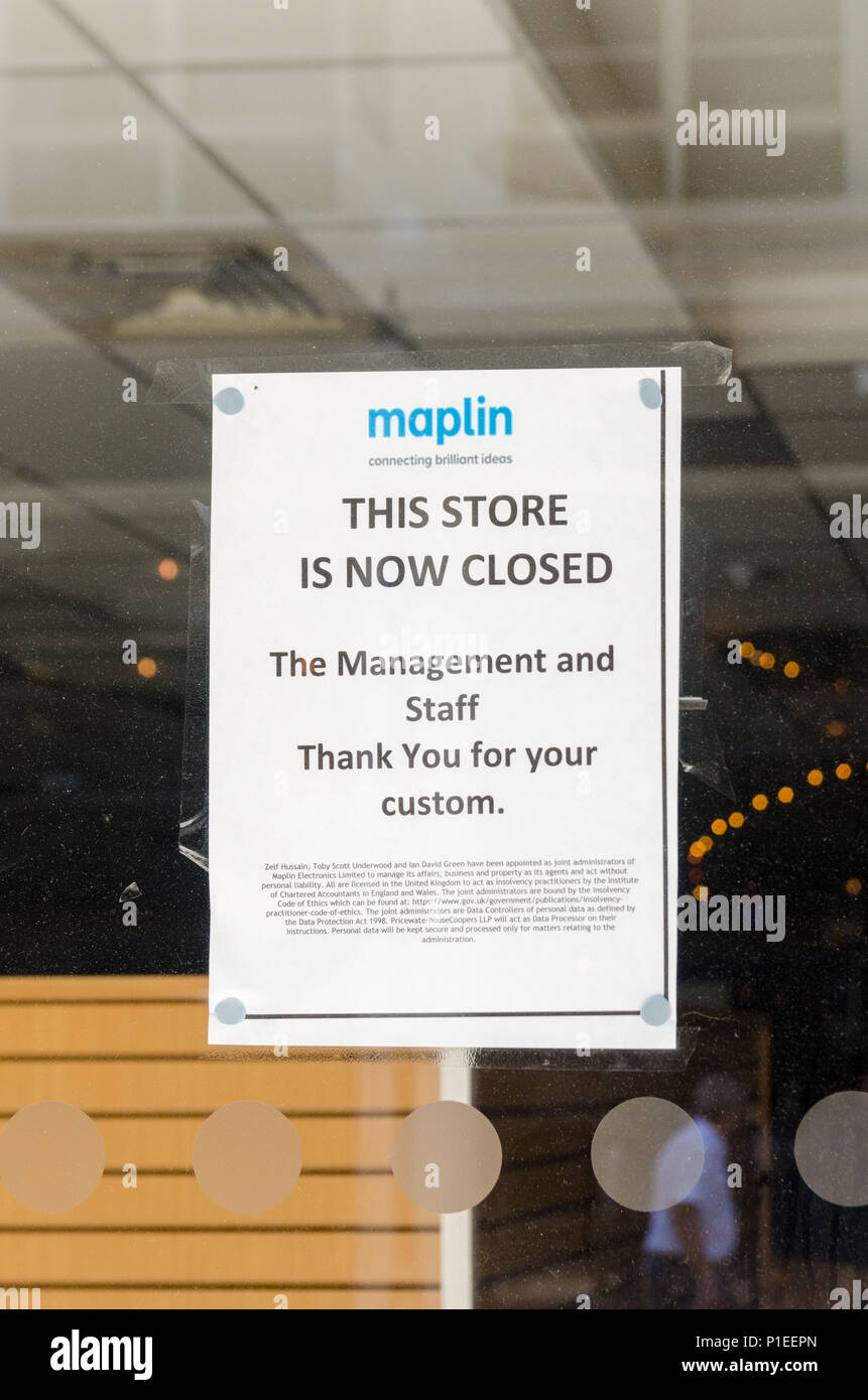 Sign on window of Maplin electrical shop saying 'this store is now closed' in Temple Street, Birmingham Stock Photo