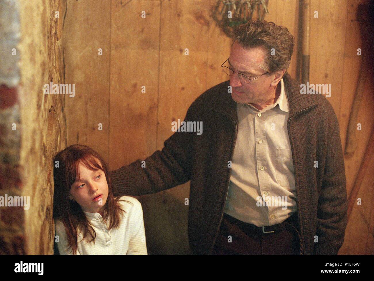 Original Film Title: HIDE AND English Title: HIDE AND SEEK. Film Director: JOHN POLSON. Year: 2005. Stars: ROBERT DE NIRO; DAKOTA FANNING. 20TH CENTURY FOX / Album Stock Photo - Alamy