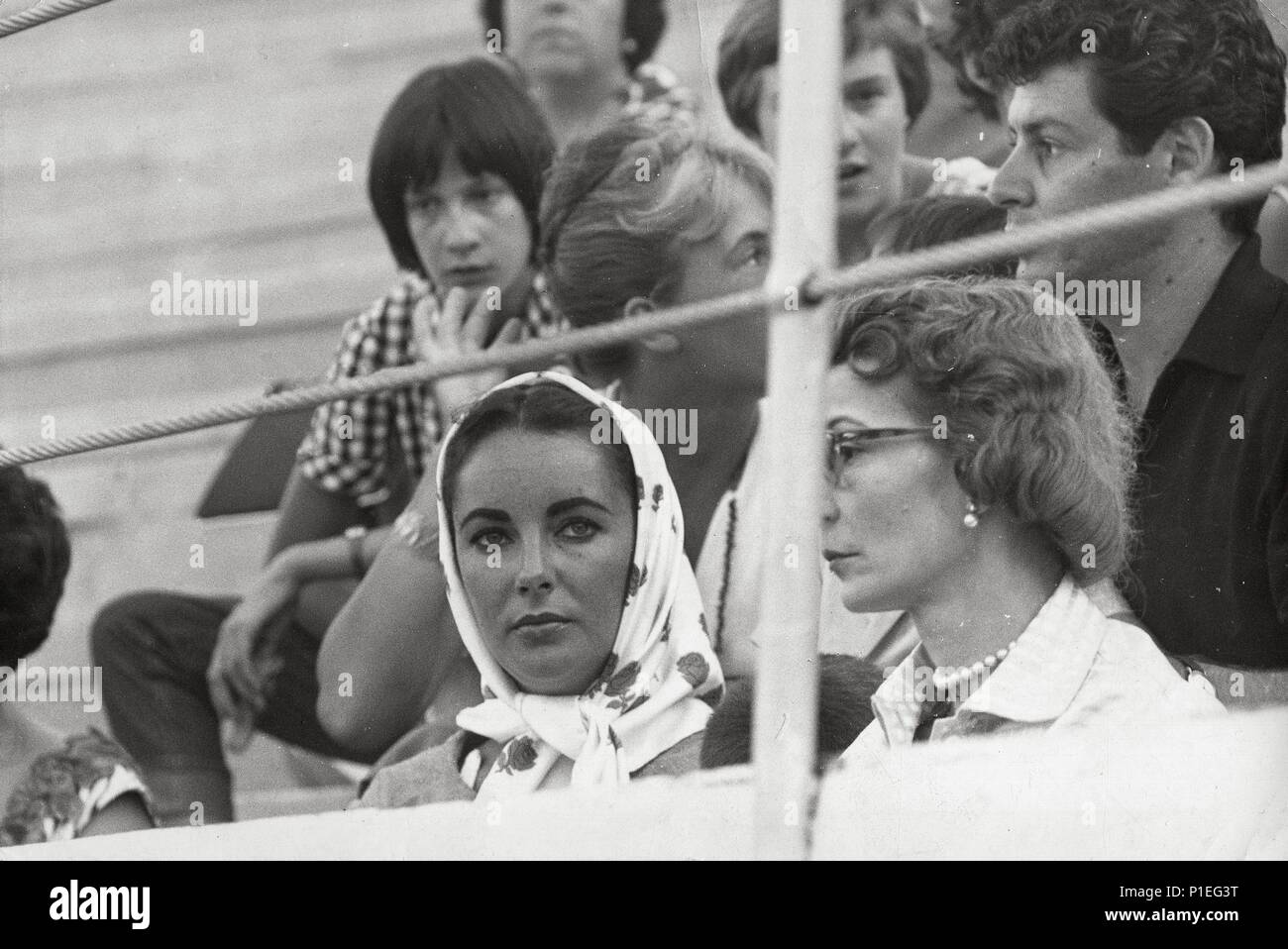 Description: E. Taylor en la plaza de toros Monumental de Barcelona con su cuarto marido Eddie Fisher (sentado detras) en 1963. .  Year: 1963.  Stars: ELIZABETH TAYLOR. Stock Photo